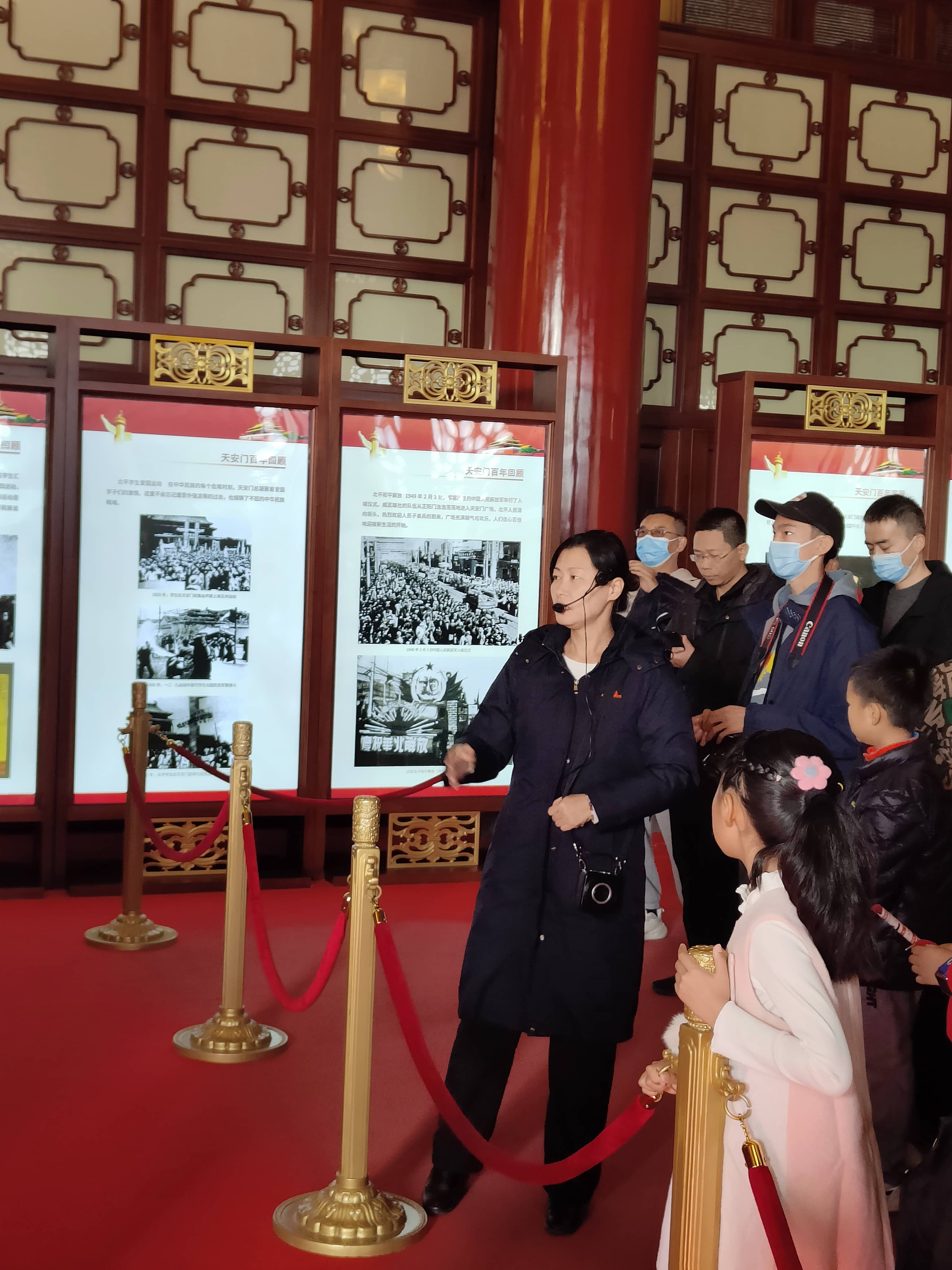 照片5天安门城楼上跟随公益讲解员 听讲1949年开国大典