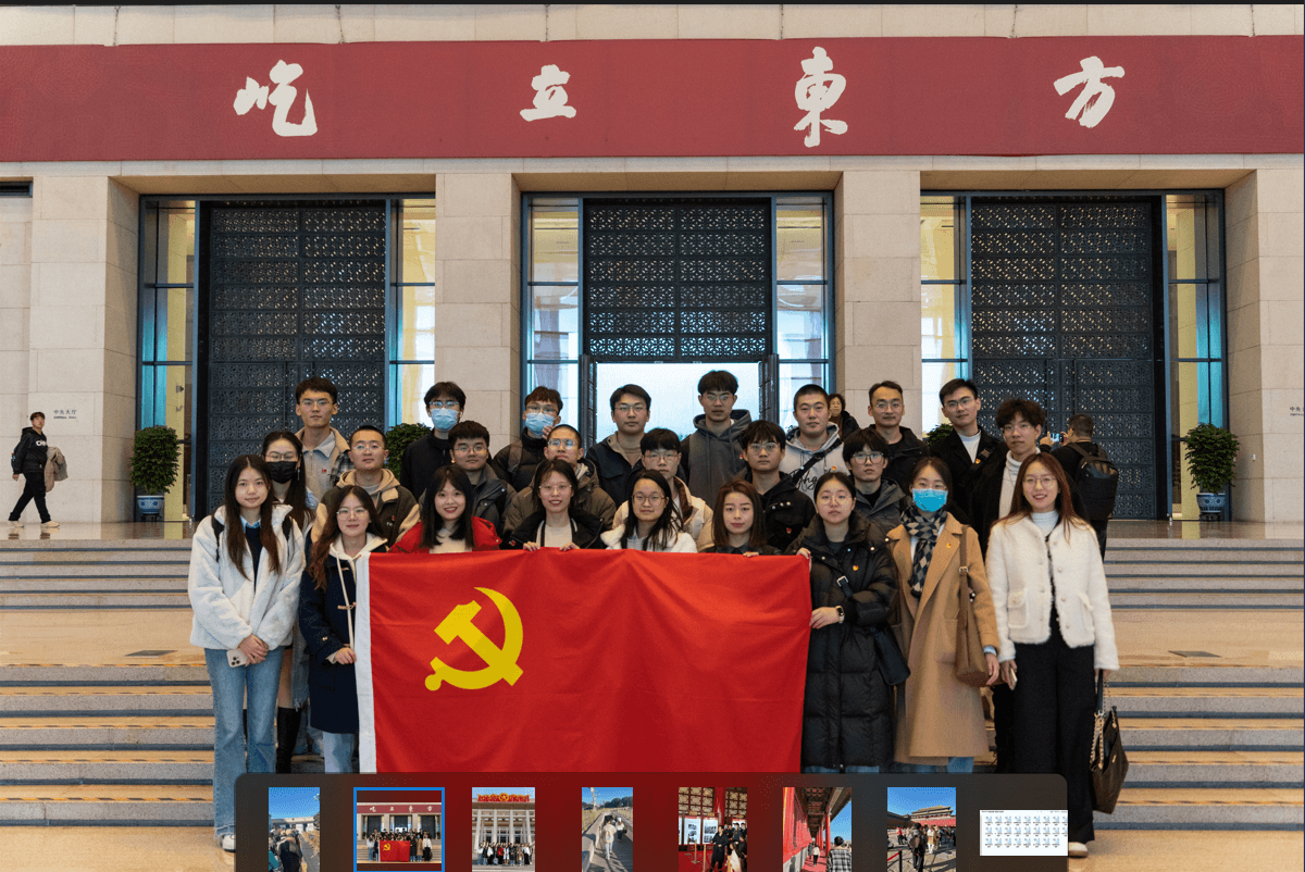 照片2国家博物馆带党旗合照.jpg