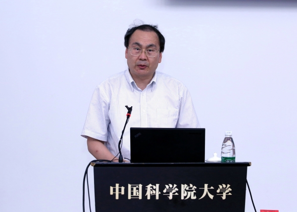 苏刚主持“县委书记讲党课”