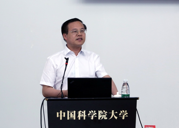 毛溪浩的党课真诚自然、观点鲜明、语言生动、地气十足