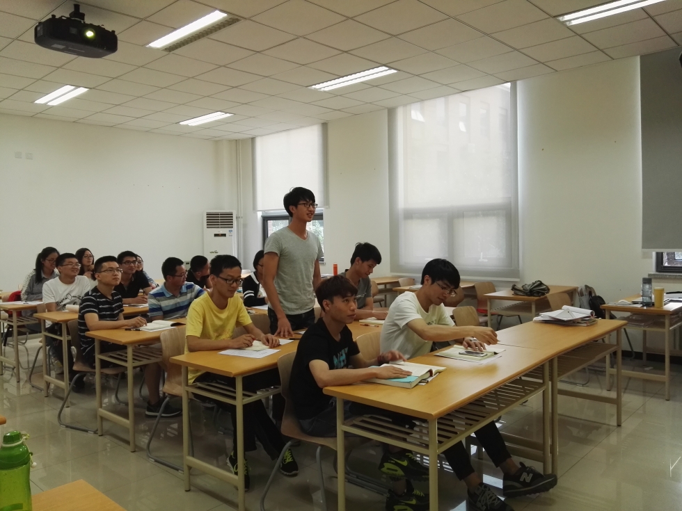 学生党员踊跃发言